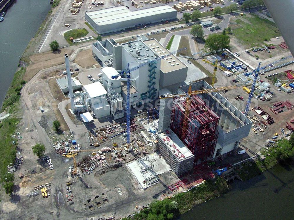 Aerial image Magdeburg - Blick auf die Baustelle des Müllheizkraftwerkes in Magdeburg-Rothensee auf dem Gelände des Binnenhafens Magdeburg. Hier sollen jährlich 630.000 Tonnen Abfallbehandlung mit ca. 300 neuen Arbeitsplätzen realisiert werden.Müllheizkraftwerk Rothensee GmbH,Kraftwerk-Privatweg 7,39126 Magdeburg , Telefon: 0391 / 587-2534 ,Telefax: 0391 / 587-1764 E-mail: info@mhkw-rothensee.de