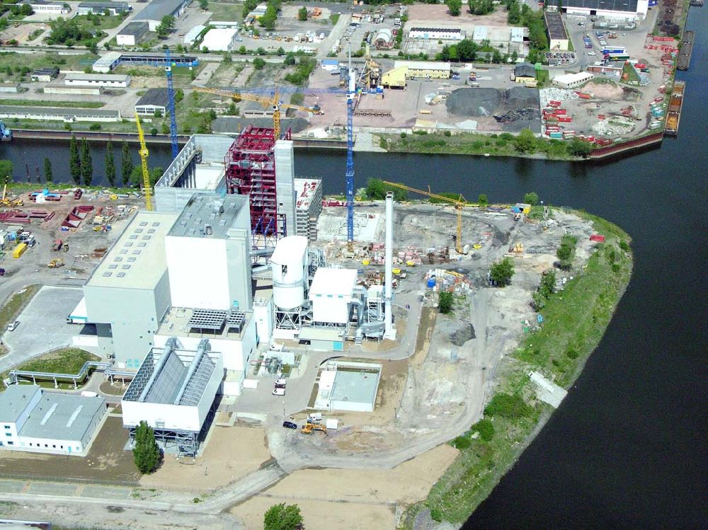 Aerial photograph Magdeburg - Blick auf die Baustelle des Müllheizkraftwerkes in Magdeburg-Rothensee auf dem Gelände des Binnenhafens Magdeburg. Hier sollen jährlich 630.000 Tonnen Abfallbehandlung mit ca. 300 neuen Arbeitsplätzen realisiert werden.Müllheizkraftwerk Rothensee GmbH,Kraftwerk-Privatweg 7,39126 Magdeburg , Telefon: 0391 / 587-2534 ,Telefax: 0391 / 587-1764 E-mail: info@mhkw-rothensee.de