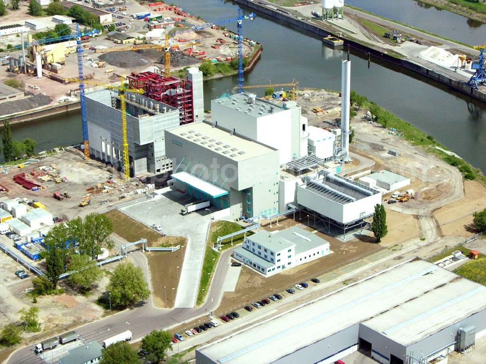 Aerial photograph Magdeburg - Blick auf die Baustelle des Kraftwerkneubaus am Binnenhafen. Der Magdeburger Hafen ist einer der großen deutschen Binnenhäfen. Der Magdeburger Hafen verfügt über ein Potential von ca. 655 ha hafenrelevantem Gebiet für Hafen-, Gewerbe- und Industriebetriebe. Dieses Gebiet besteht aus 4 Hafenbereichen, dem Kanalhafen, dem Industriehafen, dem Hansehafen und dem Handelshafen.