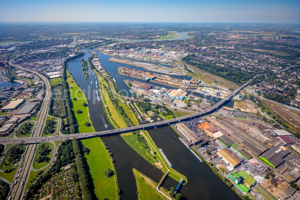 Duisburg from the bird's eye view: Quays and boat moorings at the port of the inland port on Ruhr in the district Ruhrort in Duisburg at Ruhrgebiet in the state North Rhine-Westphalia, Germany