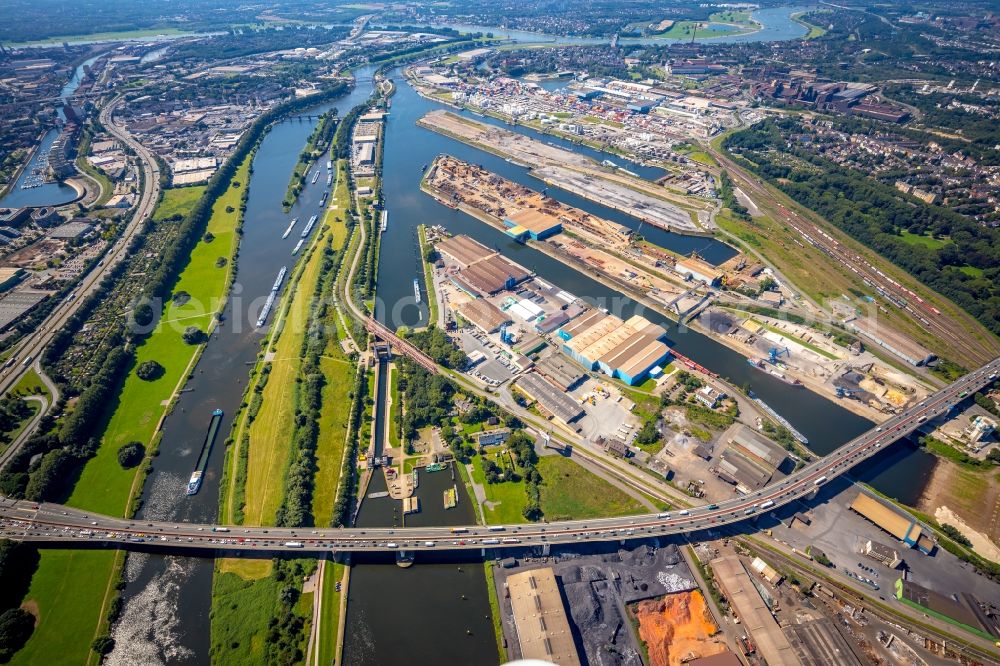 Aerial image Duisburg - Quays and boat moorings at the port of the inland port on Ruhr in the district Ruhrort in Duisburg at Ruhrgebiet in the state North Rhine-Westphalia, Germany