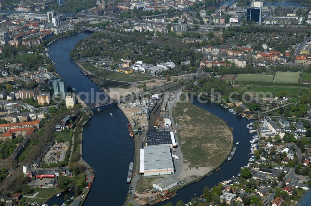 Aerial image Berlin - Wharves and piers with ship loading terminals in the inner harbor Suedhafen on the Havel river in the district Spandau in Berlin, Germany