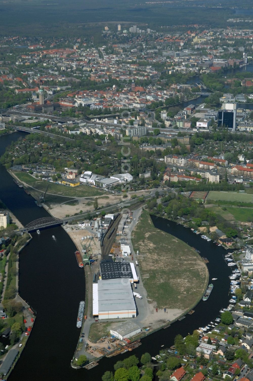 Aerial photograph Berlin - Wharves and piers with ship loading terminals in the inner harbor Suedhafen on the Havel river in the district Spandau in Berlin, Germany