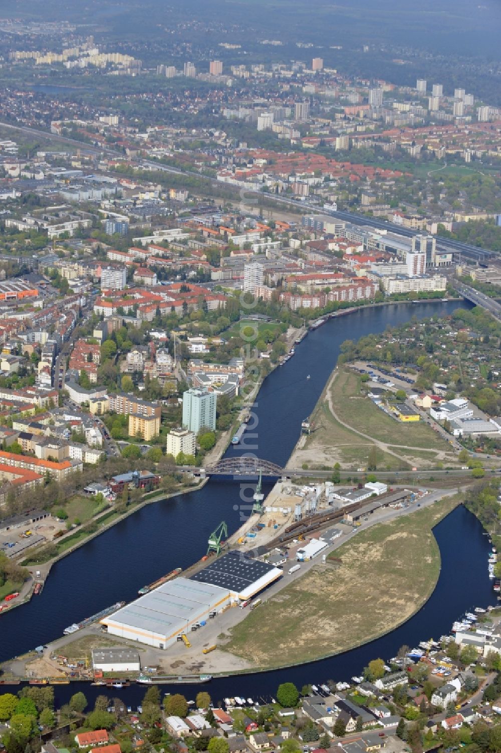 Aerial image Berlin - Wharves and piers with ship loading terminals in the inner harbor Suedhafen on the Havel river in the district Spandau in Berlin, Germany