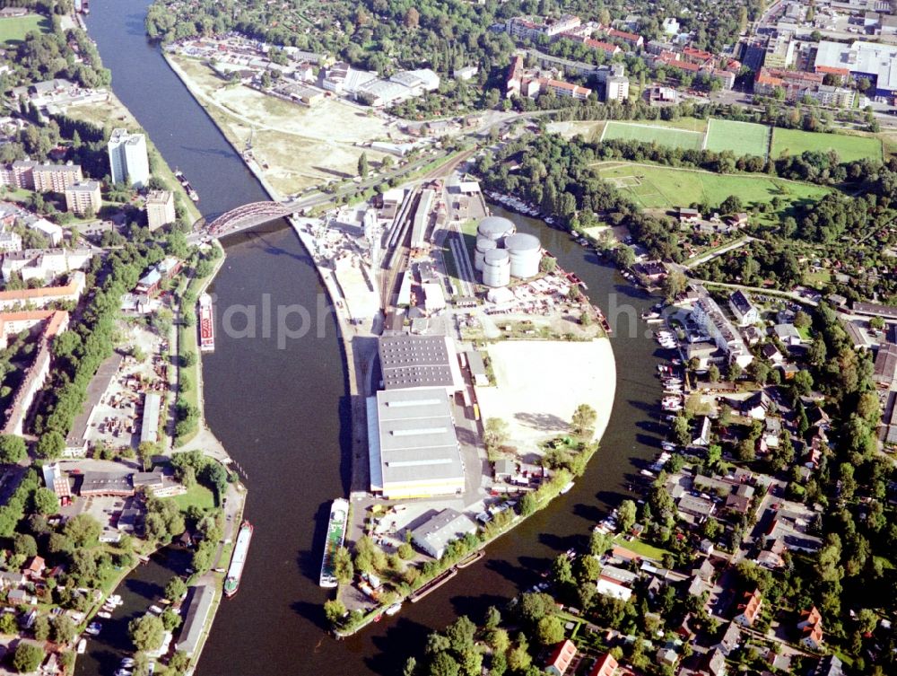 Aerial photograph Berlin - Wharves and piers with ship loading terminals in the inner harbor Suedhafen on the Havel river in the district Spandau in Berlin, Germany