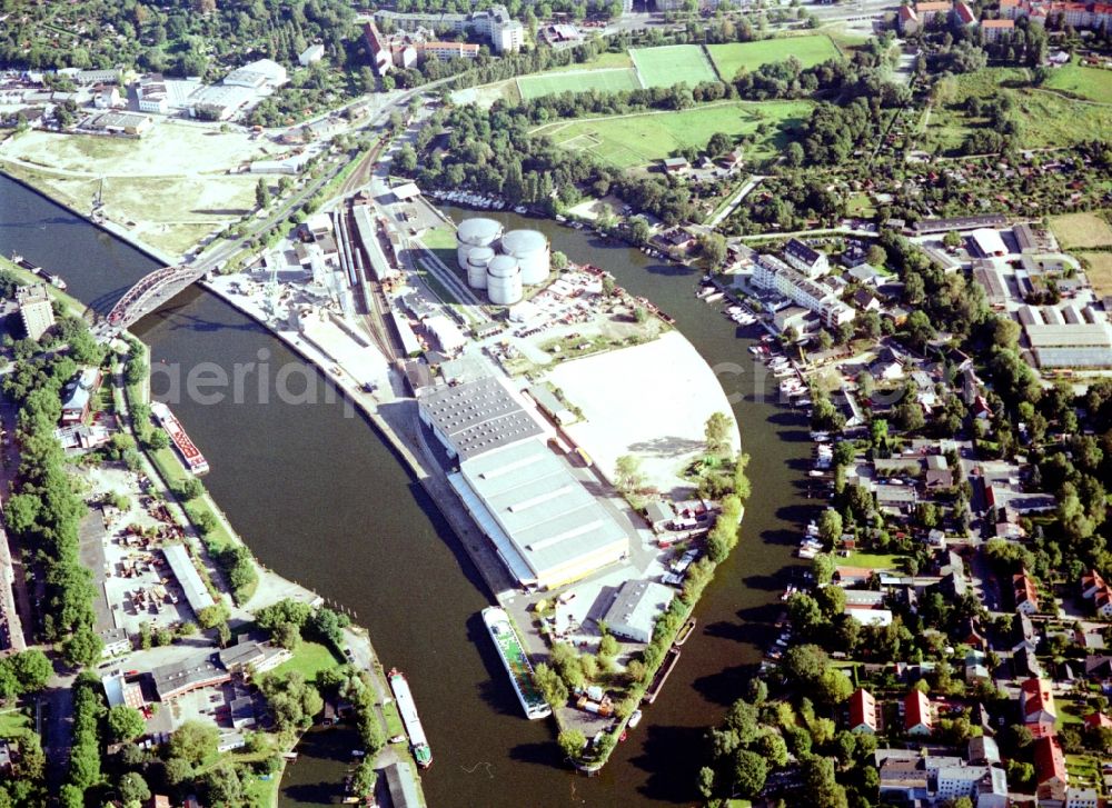 Aerial image Berlin - Wharves and piers with ship loading terminals in the inner harbor Suedhafen on the Havel river in the district Spandau in Berlin, Germany