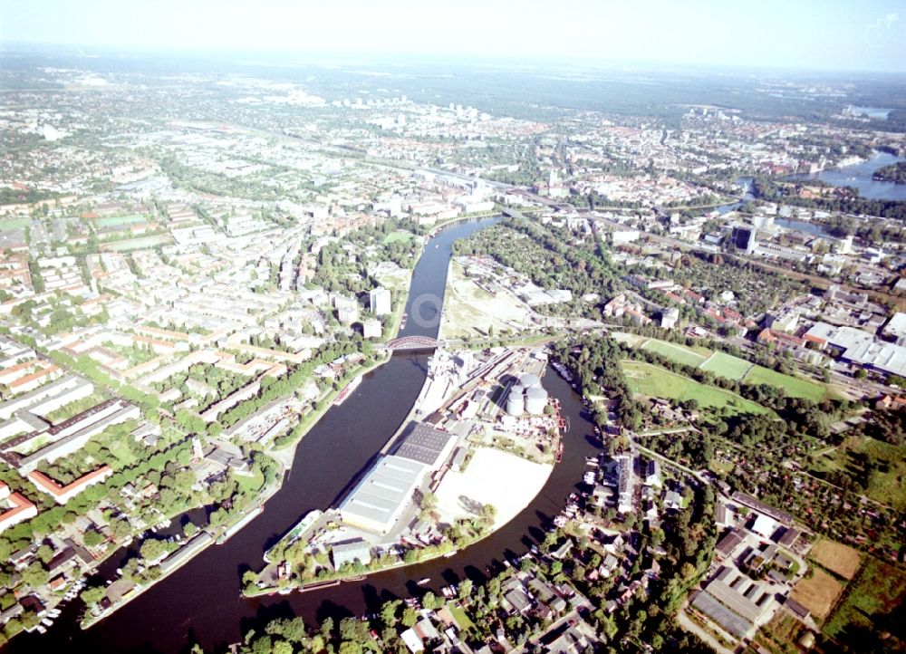 Aerial photograph Berlin - Wharves and piers with ship loading terminals in the inner harbor Suedhafen on the Havel river in the district Spandau in Berlin, Germany