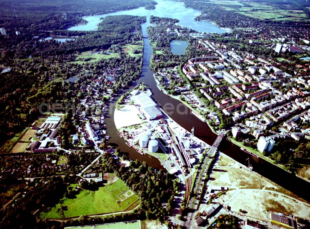 Aerial image Berlin - Wharves and piers with ship loading terminals in the inner harbor Suedhafen on the Havel river in the district Spandau in Berlin, Germany