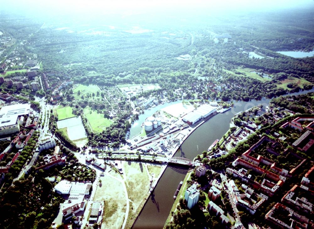 Aerial photograph Berlin - Wharves and piers with ship loading terminals in the inner harbor Suedhafen on the Havel river in the district Spandau in Berlin, Germany