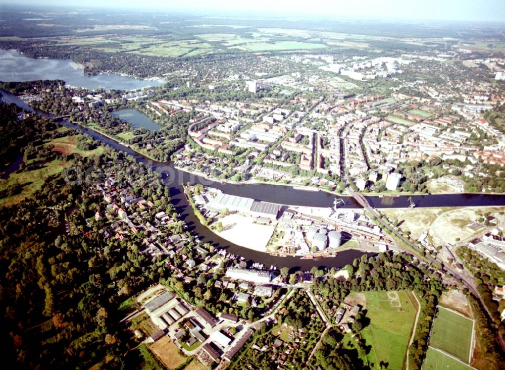 Aerial photograph Berlin - Wharves and piers with ship loading terminals in the inner harbor Suedhafen on the Havel river in the district Spandau in Berlin, Germany