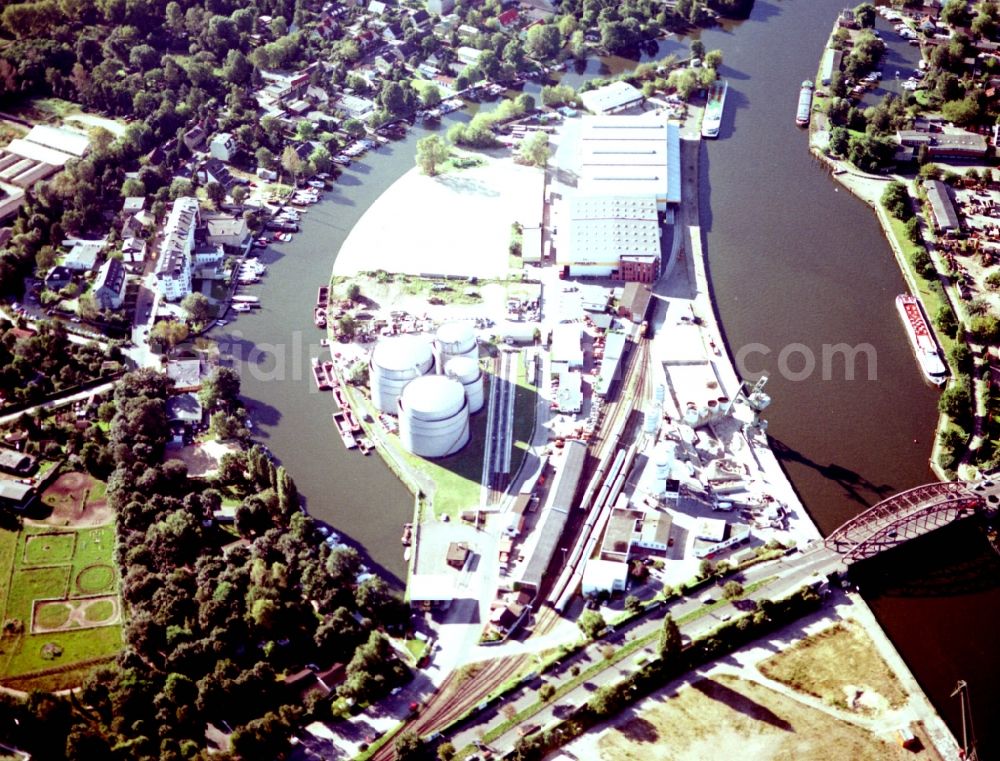 Aerial photograph Berlin - Wharves and piers with ship loading terminals in the inner harbor Suedhafen on the Havel river in the district Spandau in Berlin, Germany