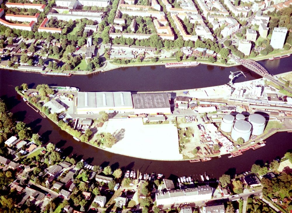 Aerial image Berlin - Wharves and piers with ship loading terminals in the inner harbor Suedhafen on the Havel river in the district Spandau in Berlin, Germany