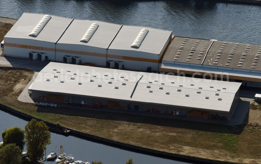 Aerial image Berlin - Wharves and piers with ship loading terminals in the inner harbor Suedhafen on the Havel river in the district Spandau in Berlin, Germany