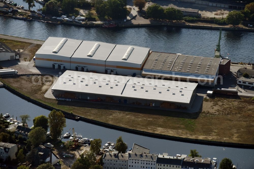 Aerial photograph Berlin - Wharves and piers with ship loading terminals in the inner harbor Suedhafen on the Havel river in the district Spandau in Berlin, Germany