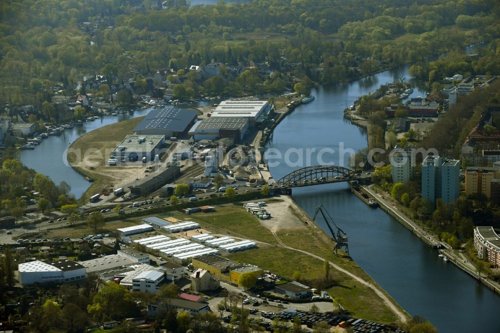 Aerial photograph Berlin - Wharves and piers with ship loading terminals in the inner harbor Suedhafen on the Havel river in the district Spandau in Berlin, Germany