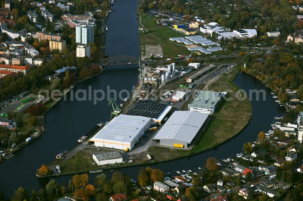 Aerial photograph Berlin - Wharves and piers with ship loading terminals in the inner harbor Suedhafen on the Havel river in the district Spandau in Berlin, Germany