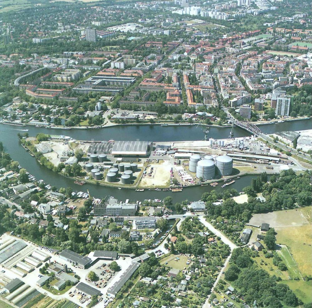 Aerial photograph Berlin - Wharves and piers with ship loading terminals in the inner harbor Suedhafen on the Havel river in the district Spandau in Berlin, Germany