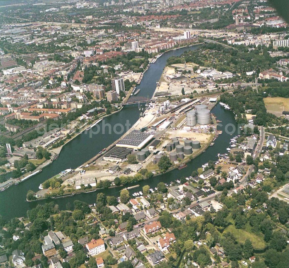 Aerial photograph Berlin - Wharves and piers with ship loading terminals in the inner harbor Suedhafen on the Havel river in the district Spandau in Berlin, Germany