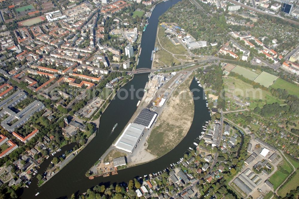 Aerial image Berlin - Wharves and piers with ship loading terminals in the inner harbor Suedhafen on the Havel river in the district Spandau in Berlin, Germany