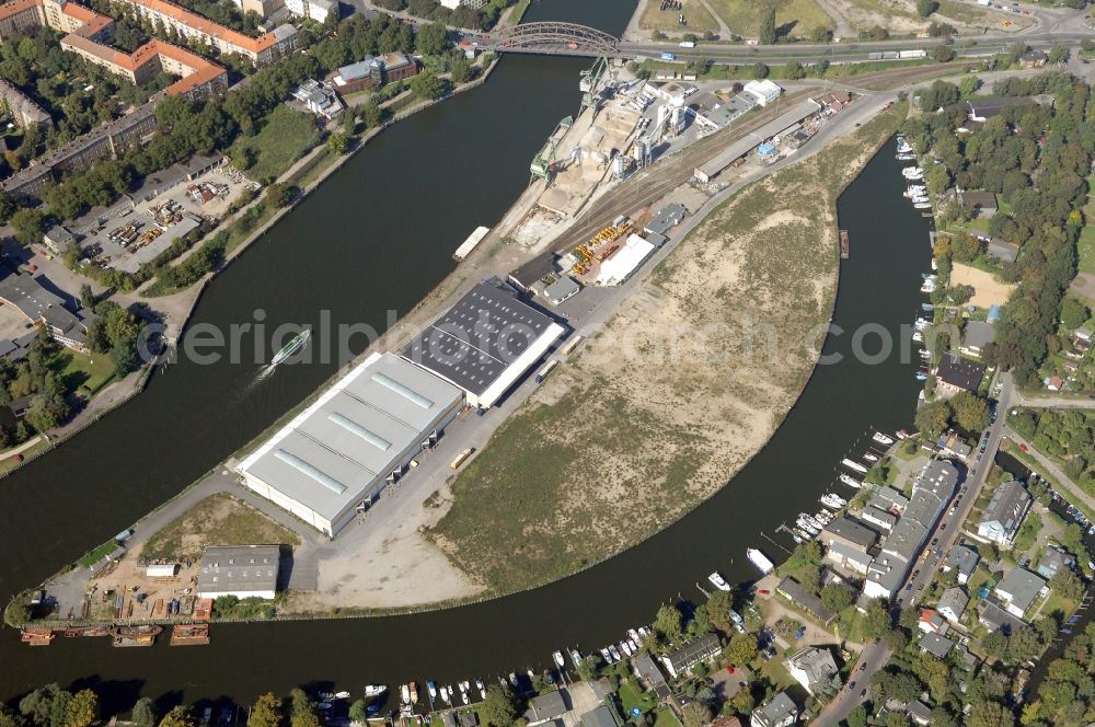 Aerial photograph Berlin - Wharves and piers with ship loading terminals in the inner harbor Suedhafen on the Havel river in the district Spandau in Berlin, Germany