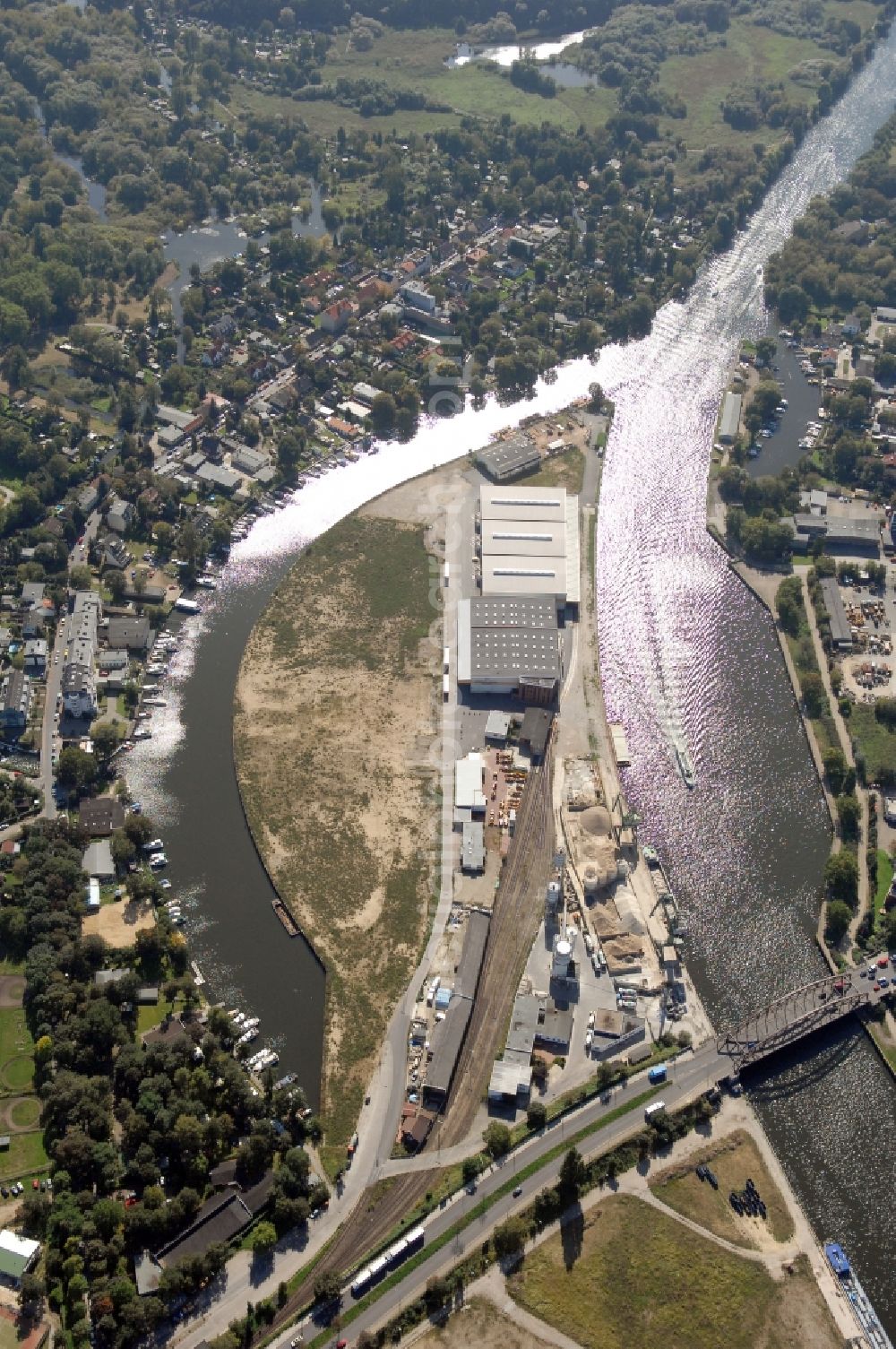 Aerial photograph Berlin - Wharves and piers with ship loading terminals in the inner harbor Suedhafen on the Havel river in the district Spandau in Berlin, Germany