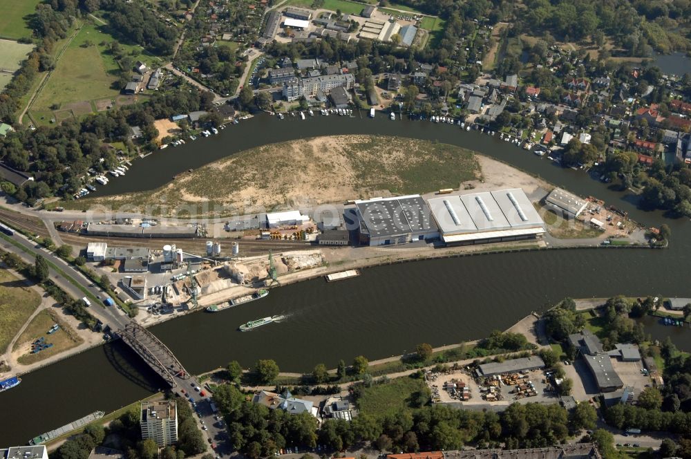 Aerial photograph Berlin - Wharves and piers with ship loading terminals in the inner harbor Suedhafen on the Havel river in the district Spandau in Berlin, Germany