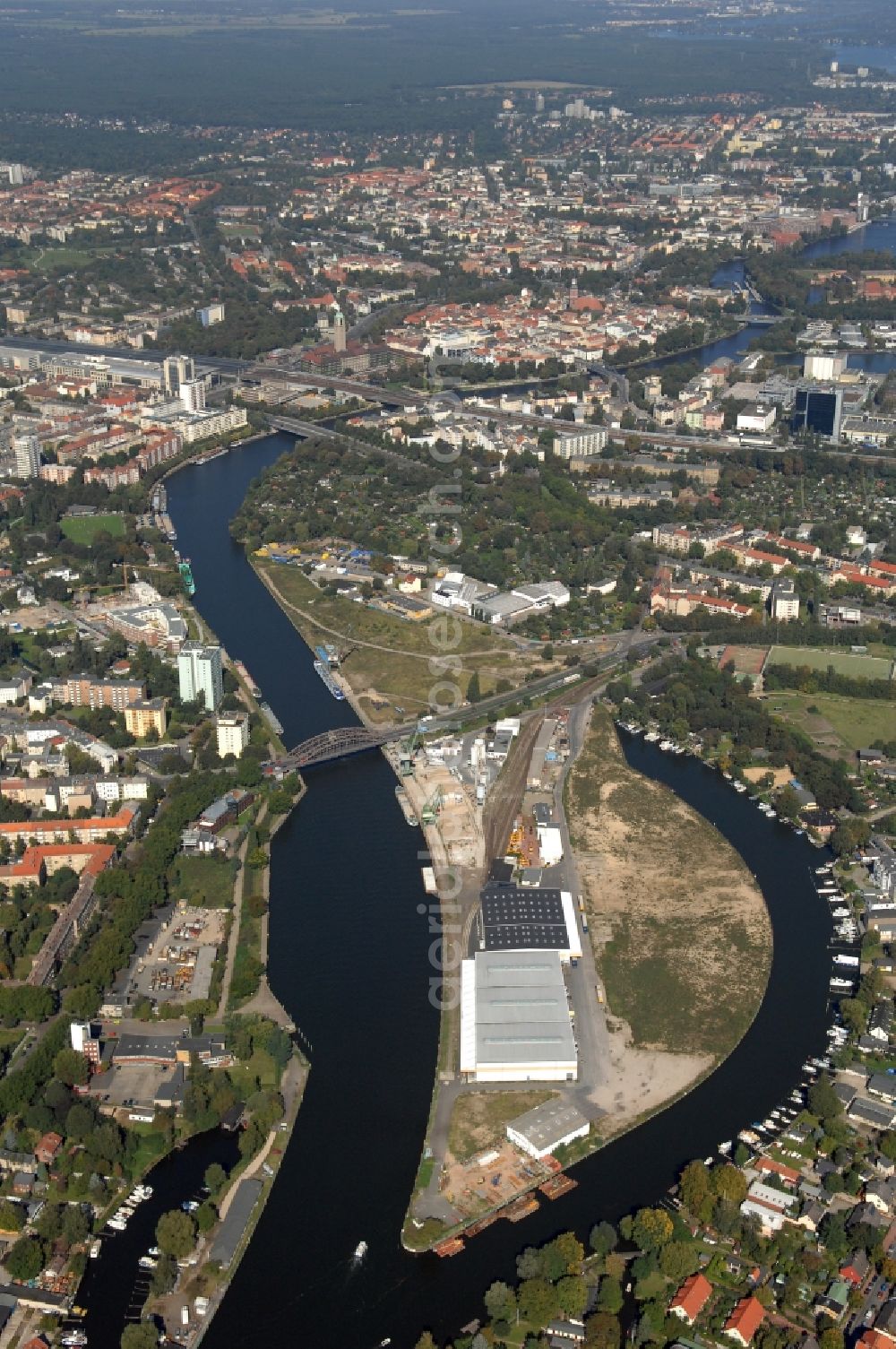 Aerial photograph Berlin - Wharves and piers with ship loading terminals in the inner harbor Suedhafen on the Havel river in the district Spandau in Berlin, Germany