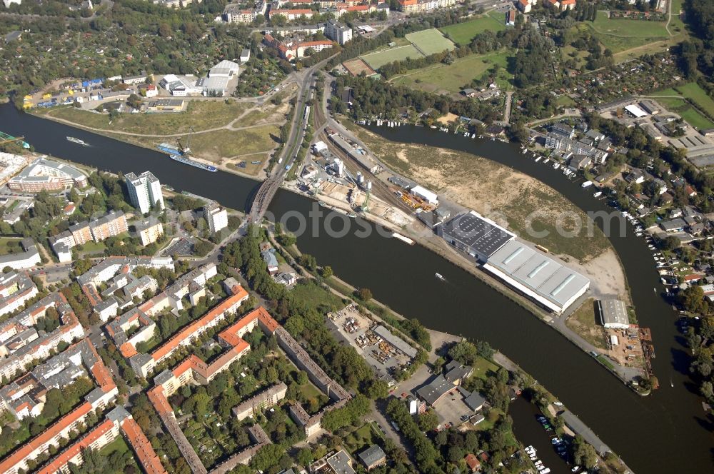 Aerial photograph Berlin - Wharves and piers with ship loading terminals in the inner harbor Suedhafen on the Havel river in the district Spandau in Berlin, Germany