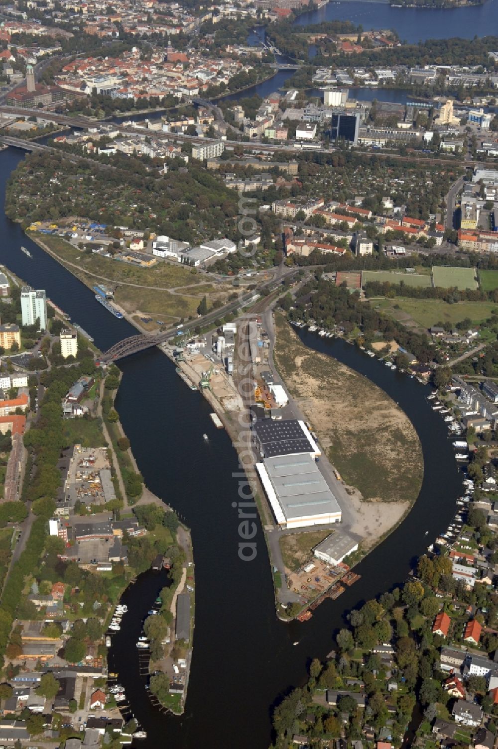 Aerial photograph Berlin - Wharves and piers with ship loading terminals in the inner harbor Suedhafen on the Havel river in the district Spandau in Berlin, Germany