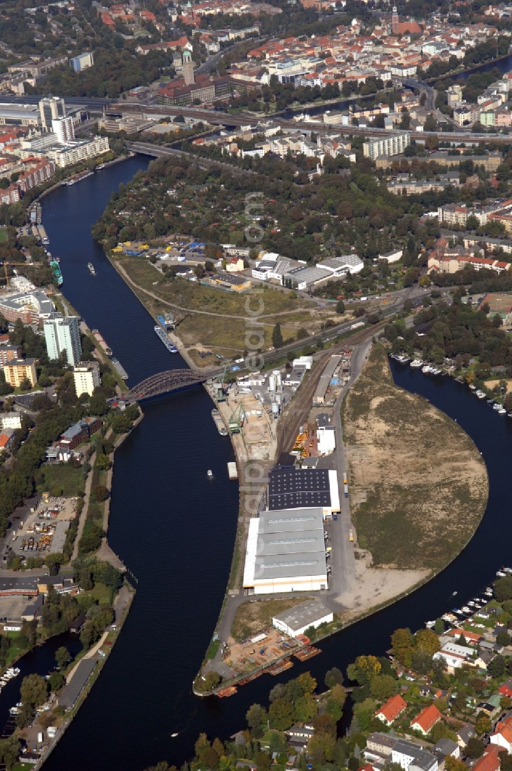 Aerial image Berlin - Wharves and piers with ship loading terminals in the inner harbor Suedhafen on the Havel river in the district Spandau in Berlin, Germany