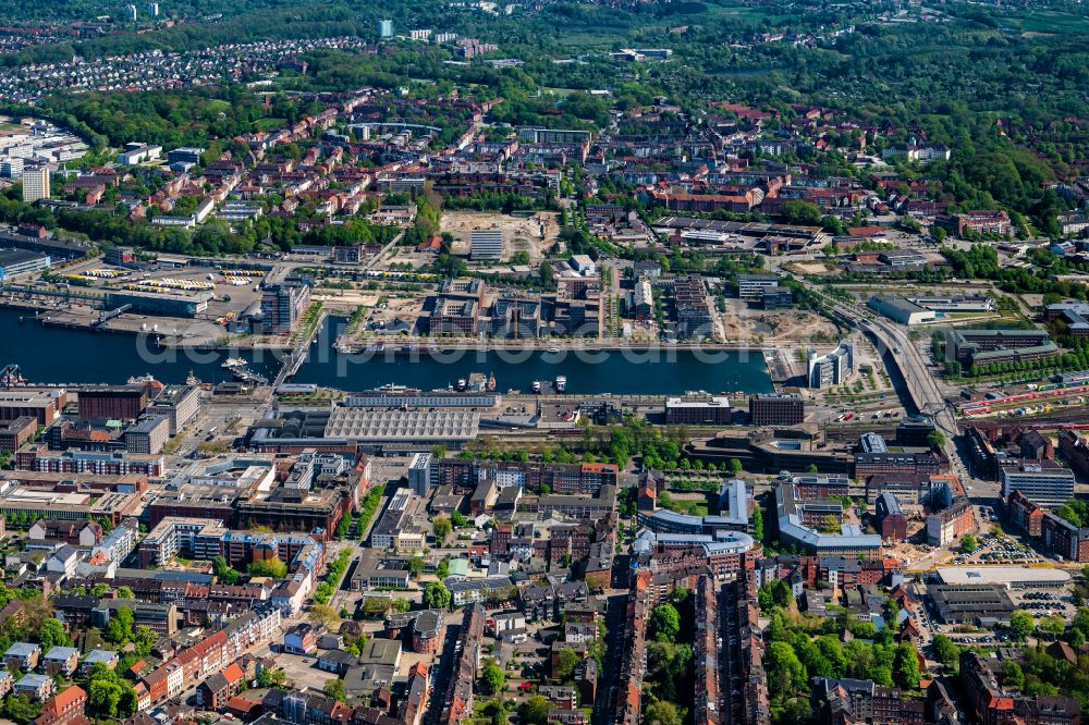 Kiel from above - Wharves and piers with ship loading terminals in the inner harbor Stadthafen on street Raiffeisenstrasse in Kiel in the state Schleswig-Holstein, Germany