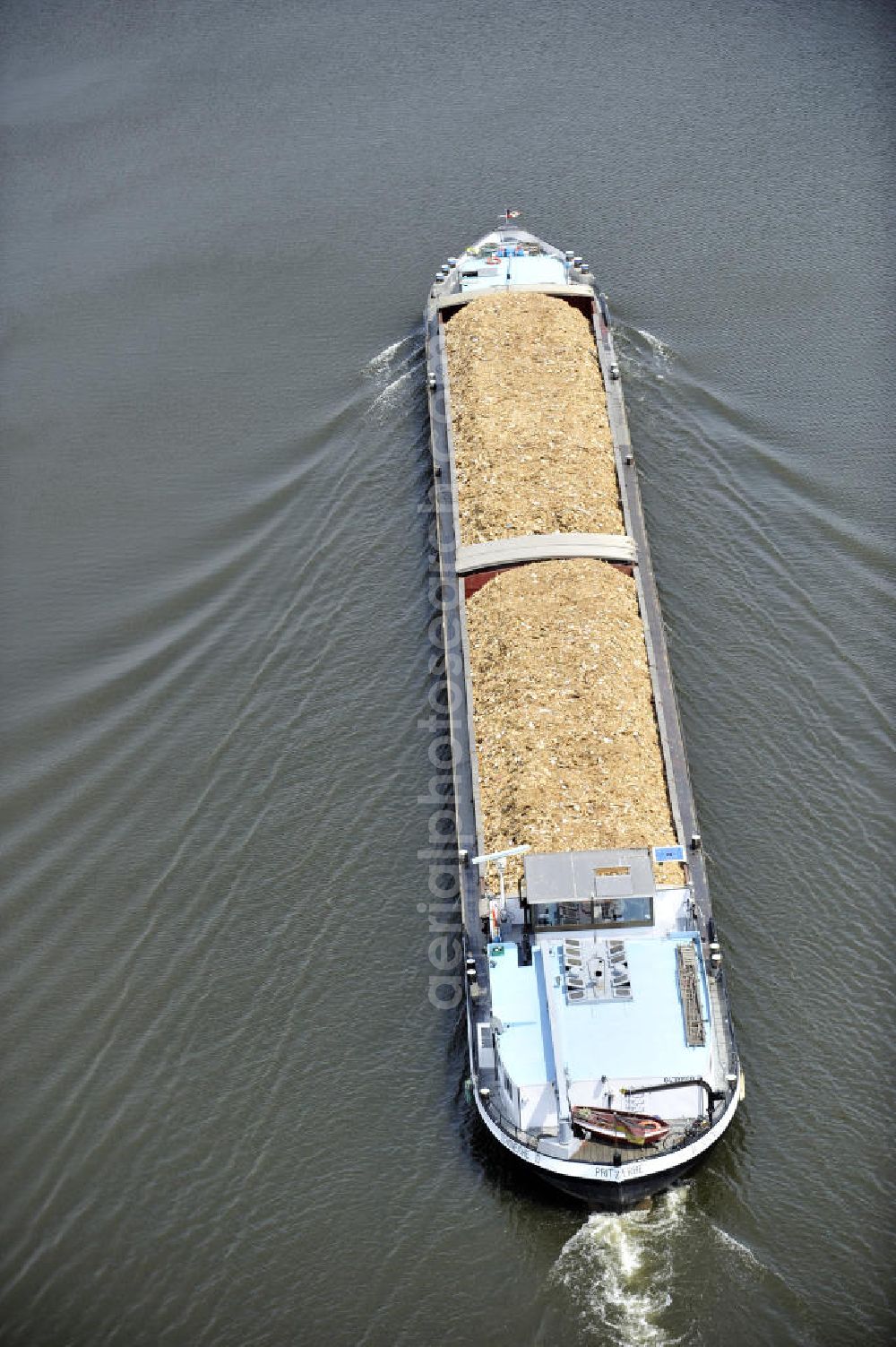 Aerial photograph Genthin - Blick auf ein Binnenschiff im Güterverkehr auf dem Elbe-Havel-Kanal. View of an inland freight transport on the Elbe-Havel canal.