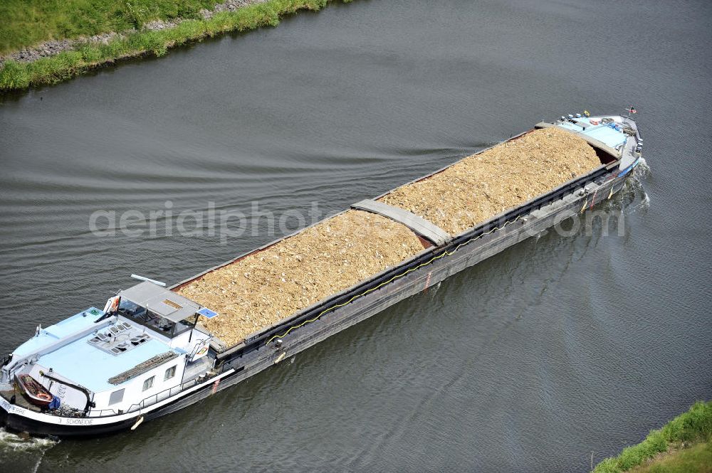 Genthin from the bird's eye view: Blick auf ein Binnenschiff im Güterverkehr auf dem Elbe-Havel-Kanal. View of an inland freight transport on the Elbe-Havel canal.