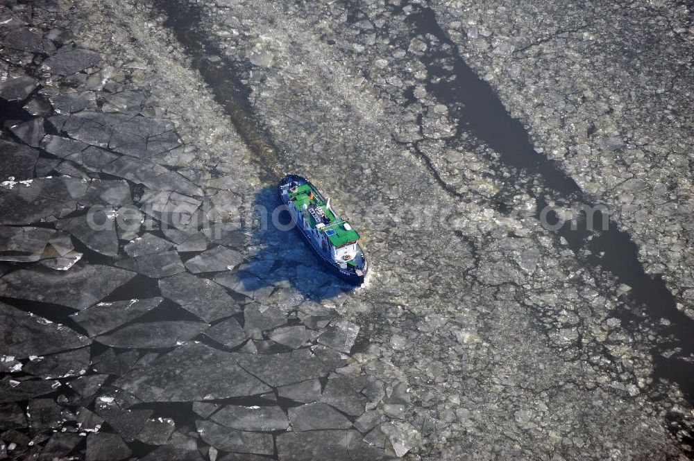 Kirchmöser-West from the bird's eye view: Binnenschiff- Schlepper Eisbär auf dem spätwinterlich mit Treibeis gefrorenen Wendsee in einer Fahrrinne zum angrenzenden Oder-Havel-Kanal. Inland - tug Polar Bearon the late winter with ice frozen Wendsee in a shipping channel adjacent to the Oder-Havel canal.