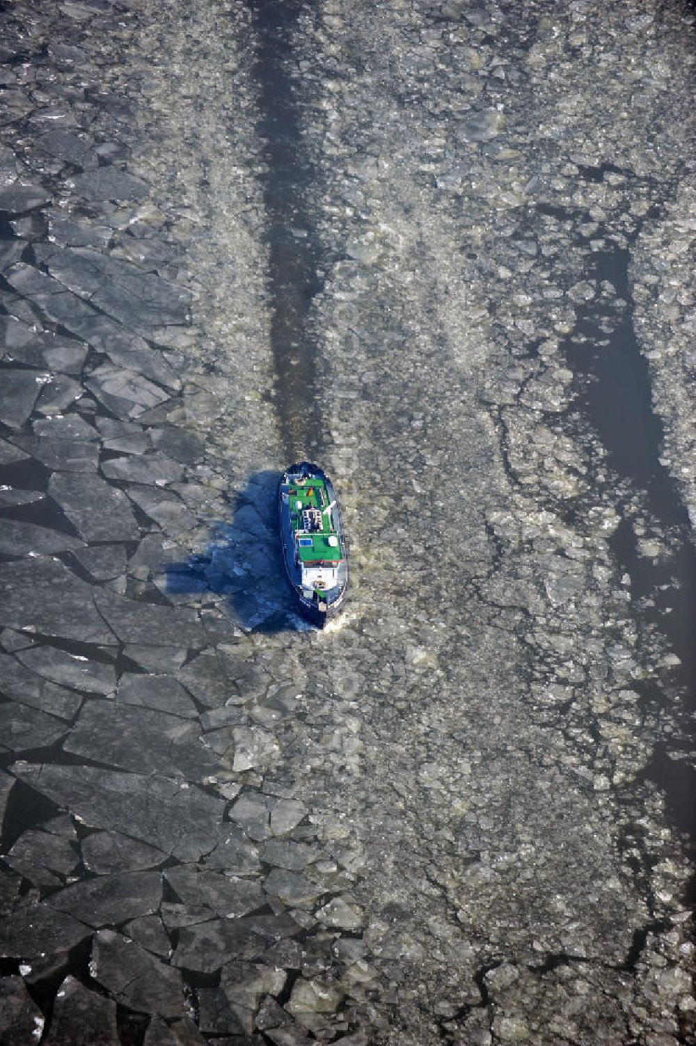 Aerial image Kirchmöser-West - Binnenschiff- Schlepper Eisbär auf dem spätwinterlich mit Treibeis gefrorenen Wendsee in einer Fahrrinne zum angrenzenden Oder-Havel-Kanal. Inland - tug Polar Bearon the late winter with ice frozen Wendsee in a shipping channel adjacent to the Oder-Havel canal.