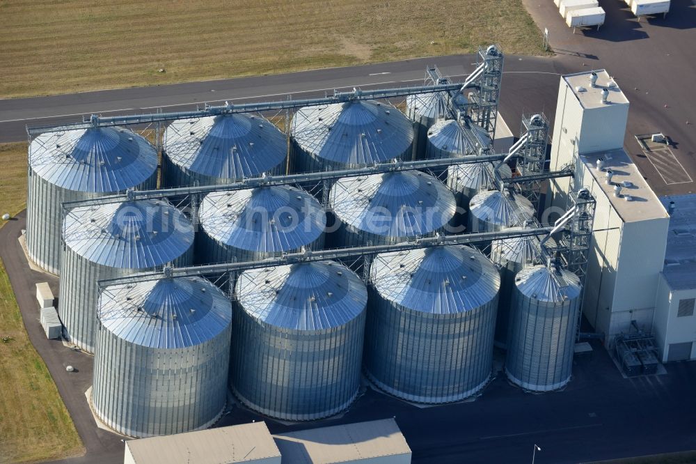 Magdeburg from the bird's eye view: Bio- diesel storage tank system of Bio - Oelwerk in Magdeburg in the state Saxony-Anhalt