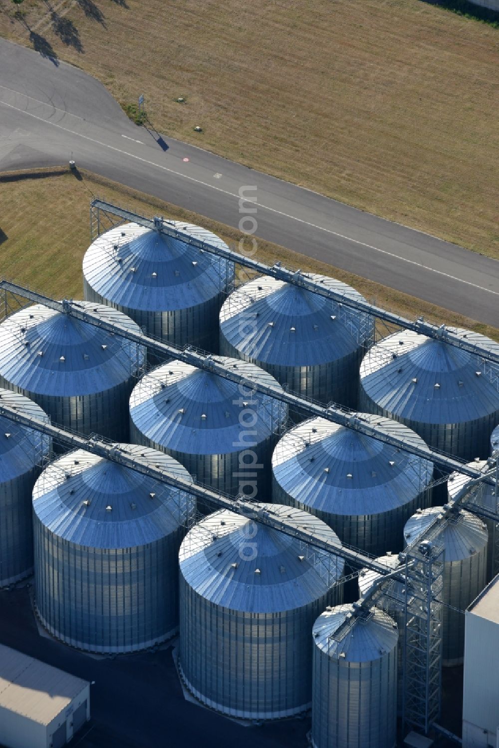 Magdeburg from the bird's eye view: Bio- diesel storage tank system of Bio - Oelwerk in Magdeburg in the state Saxony-Anhalt