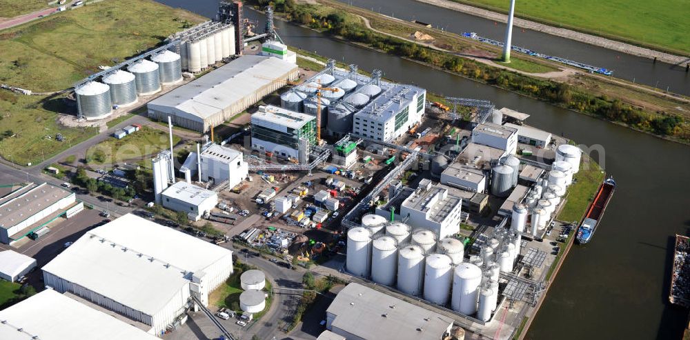 Aerial image Magdeburg - Am Magdeburger Hansehafen in Sachsen-Anlage befindet sich das Bio - Ölwerk Magdeburg. Dieses wird aktuell um eine Extraktionsanlage erweitert. The Bio - Oelwerk Magdeburg lies close to the Magdeburger Hansehafen in Saxony-Anhalt. At the moment there is a constructions site. An extraction facility will be built.