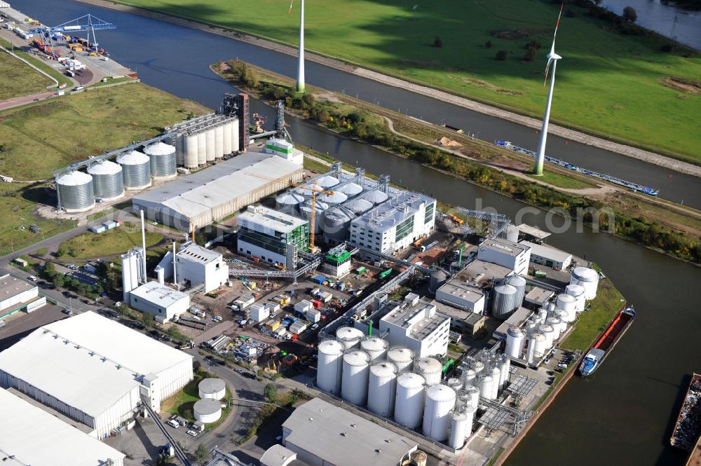 Aerial photograph Magdeburg - Am Magdeburger Hansehafen in Sachsen-Anlage befindet sich das Bio - Ölwerk Magdeburg. Dieses wird aktuell um eine Extraktionsanlage erweitert. The Bio - Oelwerk Magdeburg lies close to the Magdeburger Hansehafen in Saxony-Anhalt. At the moment there is a constructions site. An extraction facility will be built.