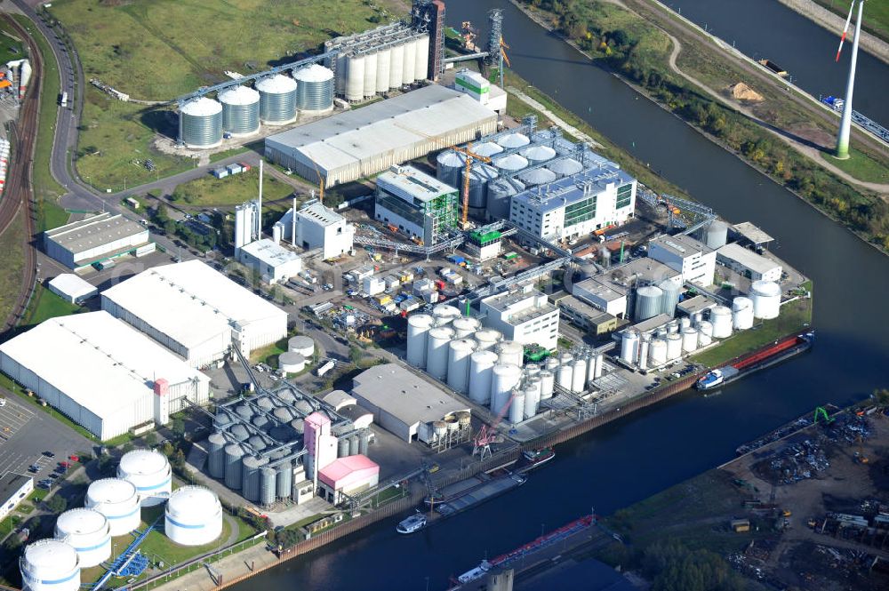 Magdeburg from the bird's eye view: Am Magdeburger Hansehafen in Sachsen-Anlage befindet sich das Bio - Ölwerk Magdeburg. Dieses wird aktuell um eine Extraktionsanlage erweitert. The Bio - Oelwerk Magdeburg lies close to the Magdeburger Hansehafen in Saxony-Anhalt. At the moment there is a constructions site. An extraction facility will be built.