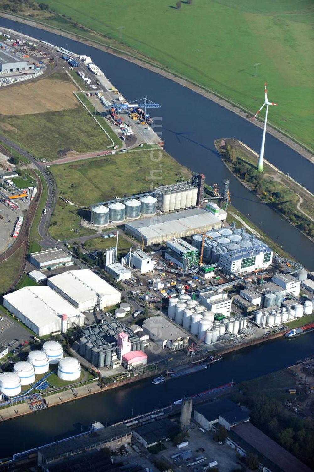 Aerial image Magdeburg - Am Magdeburger Hansehafen in Sachsen-Anlage befindet sich das Bio - Ölwerk Magdeburg. Dieses wird aktuell um eine Extraktionsanlage erweitert. The Bio - Oelwerk Magdeburg lies close to the Magdeburger Hansehafen in Saxony-Anhalt. At the moment there is a constructions site. An extraction facility will be built.