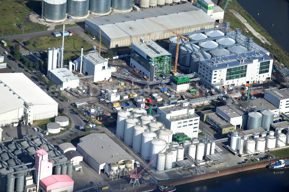 Aerial photograph Magdeburg - Am Magdeburger Hansehafen in Sachsen-Anlage befindet sich das Bio - Ölwerk Magdeburg. Dieses wird aktuell um eine Extraktionsanlage erweitert. The Bio - Oelwerk Magdeburg lies close to the Magdeburger Hansehafen in Saxony-Anhalt. At the moment there is a constructions site. An extraction facility will be built.