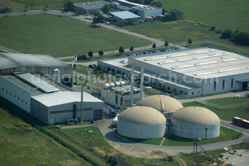 Aerial photograph Jessen (Elster) - Biogas compound of Agratec in the commercial park of Jessen (Elster) in the state of Saxony-Anhalt. The compound with the tanks and silos is surrounded by fields and meadows