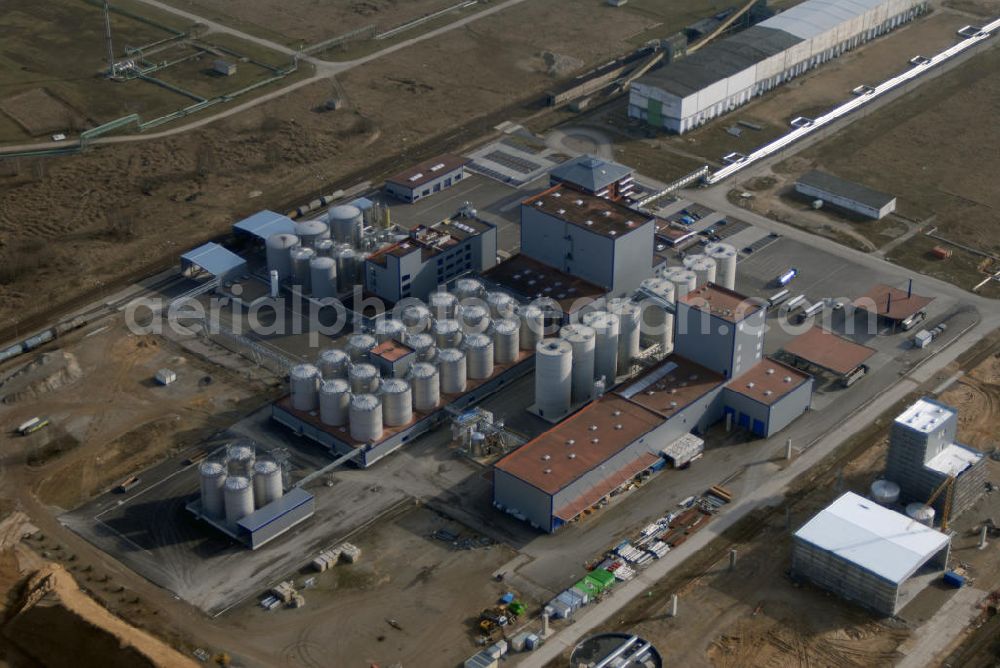 Aerial image Schwedt - Blick auf die Bioethanol - und Biodieselanlage auf dem Gelände der PCK - Raffinerie in Schwedt . Im August 2005 ging die Anlage der VERBIO Ethanol Schwedt GmbH & Co. KG als europaweit erste Bioethanolanlage, die sich auf dem Gelände eines Erdölverarbeitungswerkes befindet, in Betrieb. In direkter Nachbarschaft nahm im November 2005 die VERBIO Diesel Schwedt GmbH & Co. KG die Arbeit auf. Die Werke verarbeiten landwirtschaftliche Produkte aus dem Umland zu Kraftstoffen und liegen somit am Puls der Zeit. Kontakt VERBIO Ethanol Schwedt GmbH & Co. KG: Passower Chaussee 111, 16303 Schwedt, Tel. +49(0)3332 26995 57, Fax +49(0)3332 26995 48, Email: info@verbio.de; Kontakt VERBIO Diesel Schwedt GmbH & Co. KG: Passower Chaussee 111, 16303 Schwedt, Tel. +49(0)3332 2699 100, Fax +49(0)3332 2699 149, Email: info@verbio.de