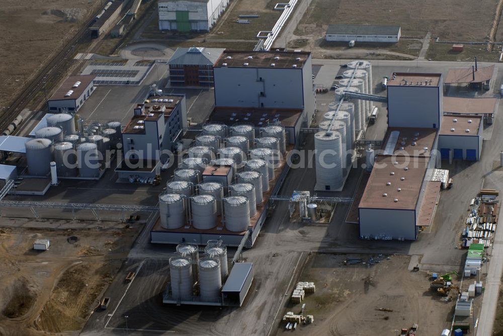 Schwedt from above - Blick auf die Bioethanol - und Biodieselanlage auf dem Gelände der PCK - Raffinerie in Schwedt . Im August 2005 ging die Anlage der VERBIO Ethanol Schwedt GmbH & Co. KG als europaweit erste Bioethanolanlage, die sich auf dem Gelände eines Erdölverarbeitungswerkes befindet, in Betrieb. In direkter Nachbarschaft nahm im November 2005 die VERBIO Diesel Schwedt GmbH & Co. KG die Arbeit auf. Die Werke verarbeiten landwirtschaftliche Produkte aus dem Umland zu Kraftstoffen und liegen somit am Puls der Zeit. Kontakt VERBIO Ethanol Schwedt GmbH & Co. KG: Passower Chaussee 111, 16303 Schwedt, Tel. +49(0)3332 26995 57, Fax +49(0)3332 26995 48, Email: info@verbio.de; Kontakt VERBIO Diesel Schwedt GmbH & Co. KG: Passower Chaussee 111, 16303 Schwedt, Tel. +49(0)3332 2699 100, Fax +49(0)3332 2699 149, Email: info@verbio.de