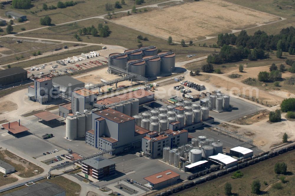 Aerial image Schwedt - Blick auf die Bioethanolanlage auf dem Gelände der PCK - Raffinerie in Schwedt. Im August 2005 ging die Anlage der VERBIO Ethanol Schwedt GmbH & Co. KG als europaweit erste Bioethanolanlage, die sich auf dem Gelände eines Erdölverarbeitungswerkes befindet, in Betrieb. Das Werk verarbeitet landwirtschaftliche Produkte aus dem Umland zu Kraftstoffen und liegt somit am Puls der Zeit. Umgewandelt wird vorwiegend Roggen. Kontakt: VERBIO Ethanol Schwedt GmbH & Co. KG, Passower Chaussee 111, 16303 Schwedt, Tel. +49 (0) 3332 26995 57, Email: info@verbio.de