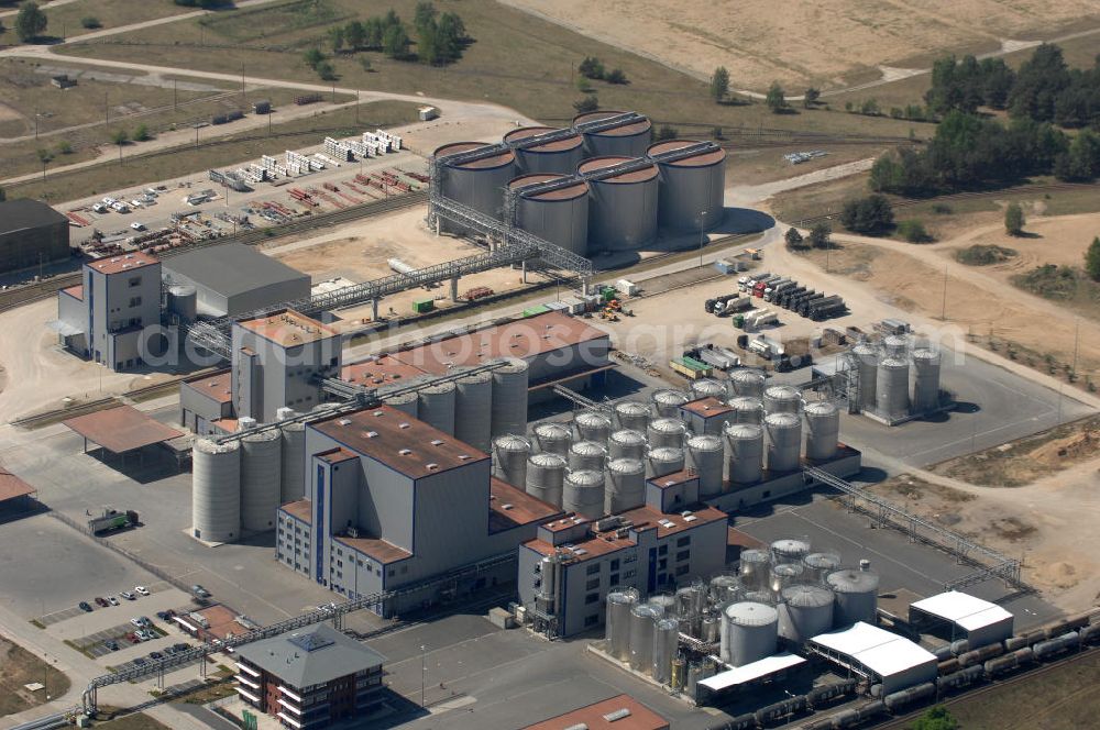 Aerial photograph Schwedt - Blick auf die Bioethanolanlage auf dem Gelände der PCK - Raffinerie in Schwedt. Im August 2005 ging die Anlage der VERBIO Ethanol Schwedt GmbH & Co. KG als europaweit erste Bioethanolanlage, die sich auf dem Gelände eines Erdölverarbeitungswerkes befindet, in Betrieb. Das Werk verarbeitet landwirtschaftliche Produkte aus dem Umland zu Kraftstoffen und liegt somit am Puls der Zeit. Umgewandelt wird vorwiegend Roggen. Kontakt: VERBIO Ethanol Schwedt GmbH & Co. KG, Passower Chaussee 111, 16303 Schwedt, Tel. +49 (0) 3332 26995 57, Email: info@verbio.de