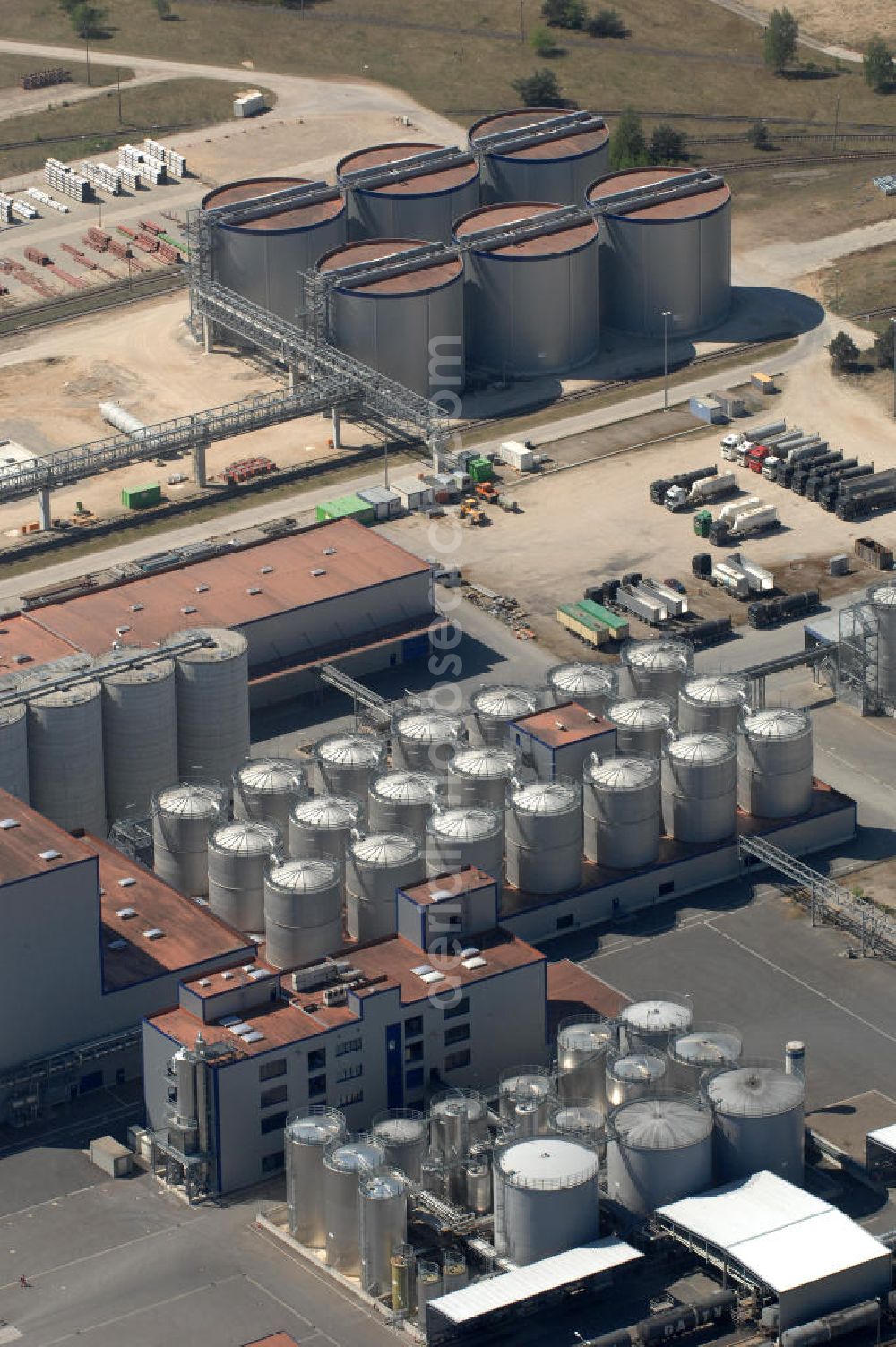 Schwedt from above - Blick auf die Bioethanolanlage auf dem Gelände der PCK - Raffinerie in Schwedt. Im August 2005 ging die Anlage der VERBIO Ethanol Schwedt GmbH & Co. KG als europaweit erste Bioethanolanlage, die sich auf dem Gelände eines Erdölverarbeitungswerkes befindet, in Betrieb. Das Werk verarbeitet landwirtschaftliche Produkte aus dem Umland zu Kraftstoffen und liegt somit am Puls der Zeit. Umgewandelt wird vorwiegend Roggen. Kontakt: VERBIO Ethanol Schwedt GmbH & Co. KG, Passower Chaussee 111, 16303 Schwedt, Tel. +49 (0) 3332 26995 57, Email: info@verbio.de