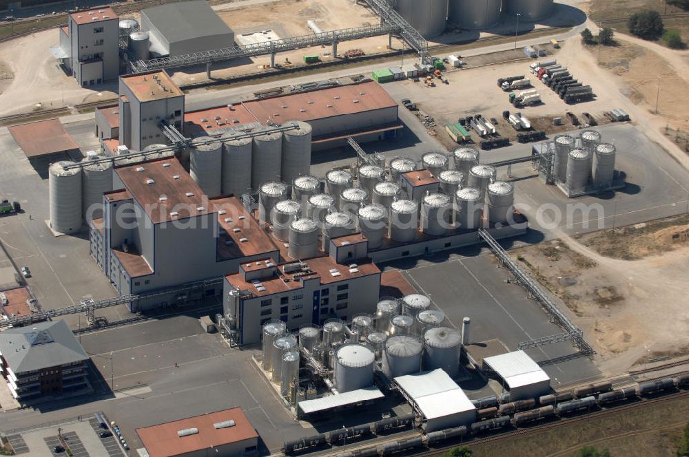 Schwedt from the bird's eye view: Blick auf die Bioethanolanlage auf dem Gelände der PCK - Raffinerie in Schwedt. Im August 2005 ging die Anlage der VERBIO Ethanol Schwedt GmbH & Co. KG als europaweit erste Bioethanolanlage, die sich auf dem Gelände eines Erdölverarbeitungswerkes befindet, in Betrieb. Das Werk verarbeitet landwirtschaftliche Produkte aus dem Umland zu Kraftstoffen und liegt somit am Puls der Zeit. Umgewandelt wird vorwiegend Roggen. Kontakt: VERBIO Ethanol Schwedt GmbH & Co. KG, Passower Chaussee 111, 16303 Schwedt, Tel. +49 (0) 3332 26995 57, Email: info@verbio.de