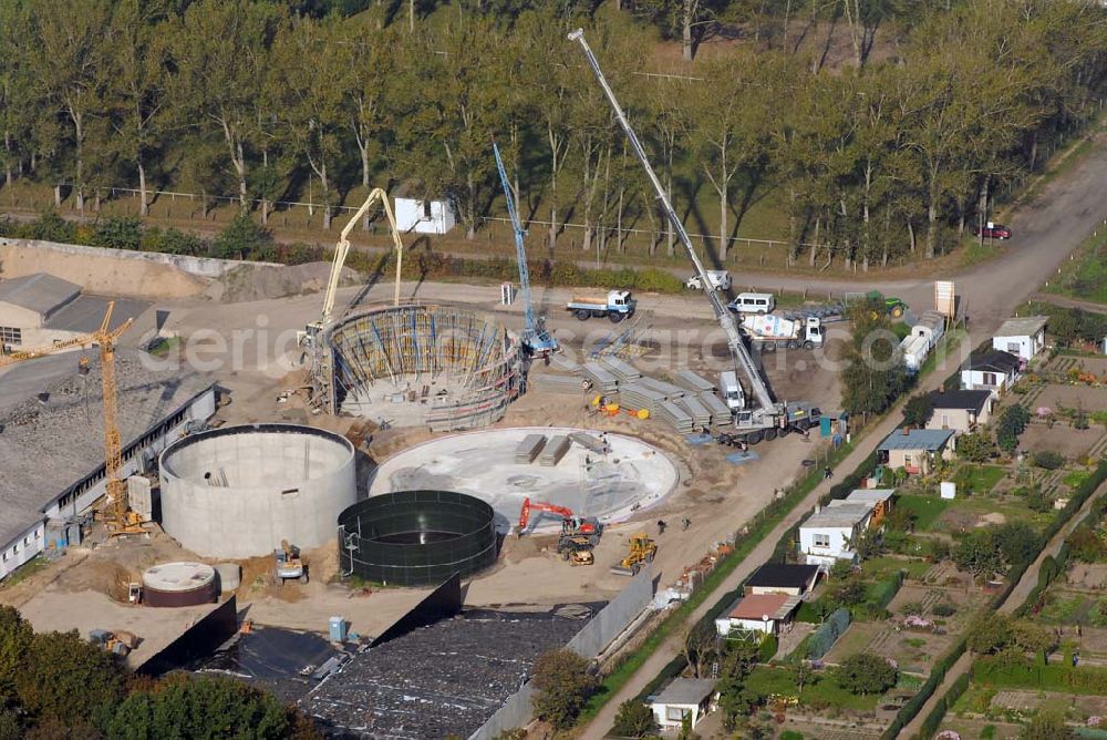 Demmin from above - Blick auf den Bau einer Biogasanlage. Zukünftig sollen aus ca. 11.000 Tonnen Mais, Getreide, Grassilage und Rindergülle pro Jahr 2,5 Millionen Kubikmeter Biogas erzeugt werden. Dieses wird in einem neu zu errichtenden Blockheizkraftwerk (BHKW) im Heizhaus Stadtwerke Demmin in der Saarstraße verstromt. Das Umweltministerium fördert die Errichtung und den Betrieb des BHKW sowie die Fernwärmetrasse mit insgesamt 308.000 Euro.